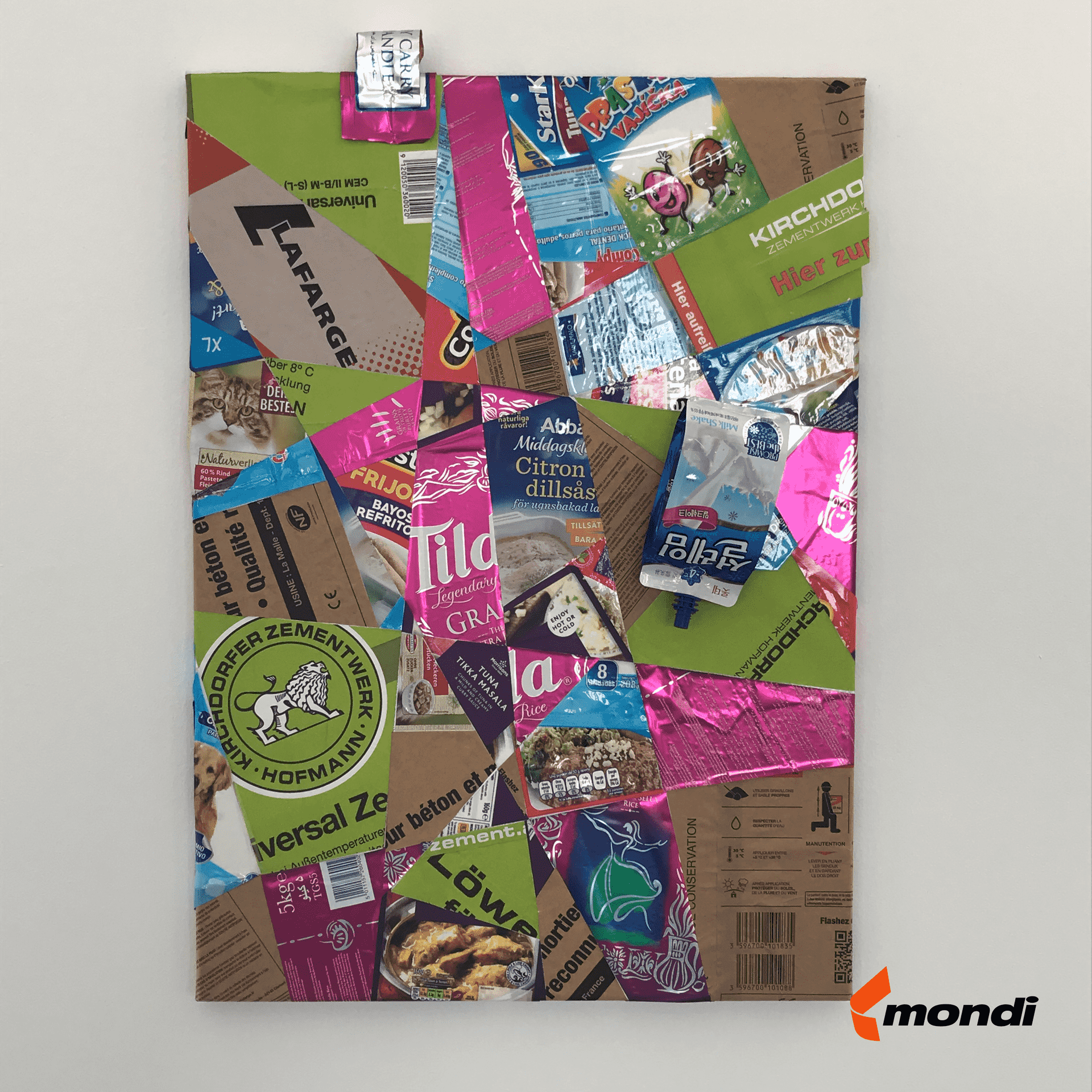 Barevný kus kartonu s různými barevnými fragmenty, prezentovaný v kontextu digitálního umění na CANCOM smART Walk.