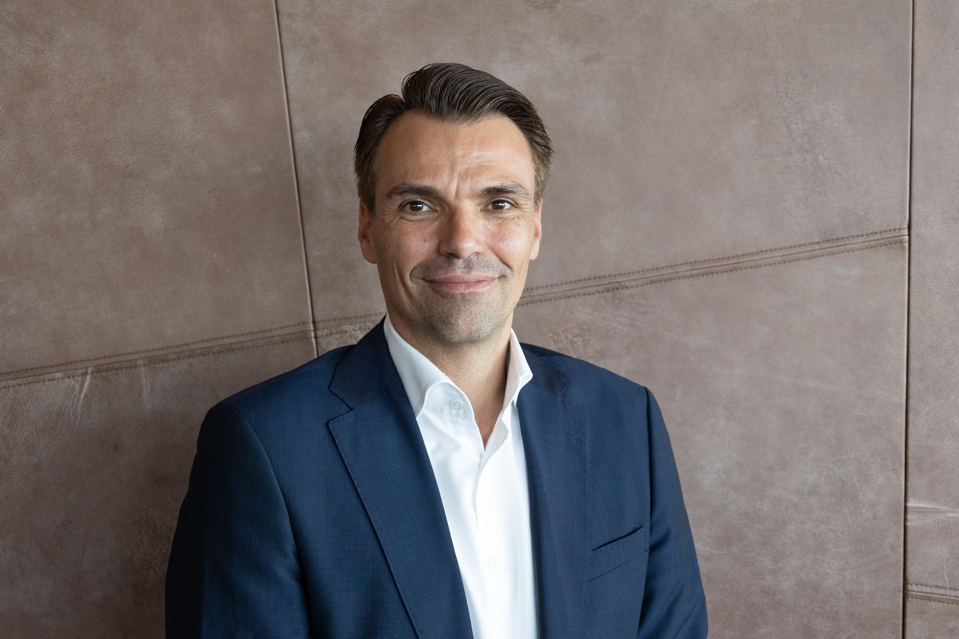 Jochen Borenich, CEO der CANCOM Austria AG, im Anzug lächelnd.