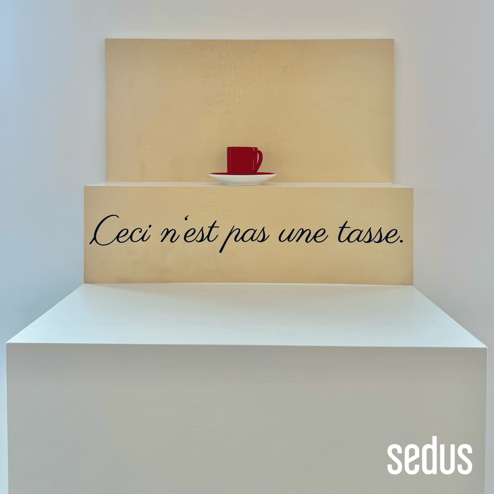 Červený hrnek na bílém povrchu symbolizující tvůrčí přestávky na stezce CANCOM smART Walk.