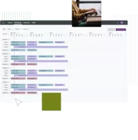 Person arbeitet an einem Laptop, auf dem Bildschirm ist eine Software zur Produktionsplanung sichtbar.
