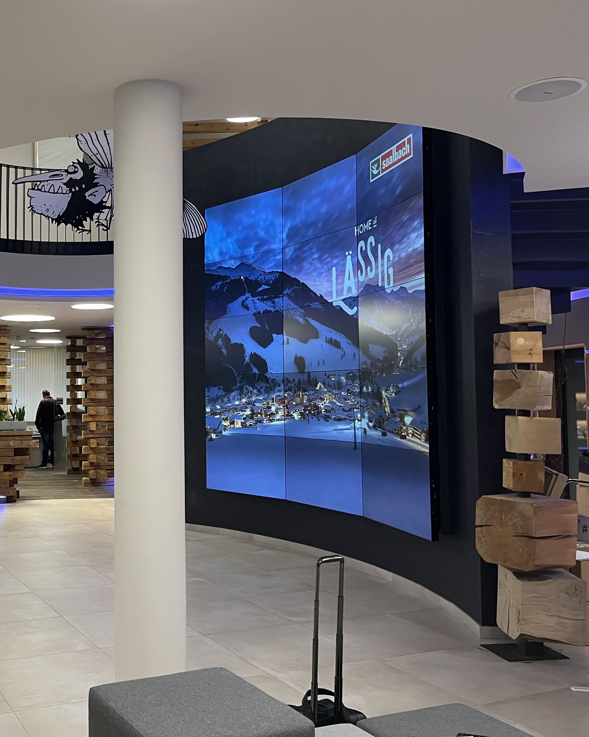 Großer Bildschirm an der Wand, der als Digital Signage System von CANCOM Austria verwendet wird.